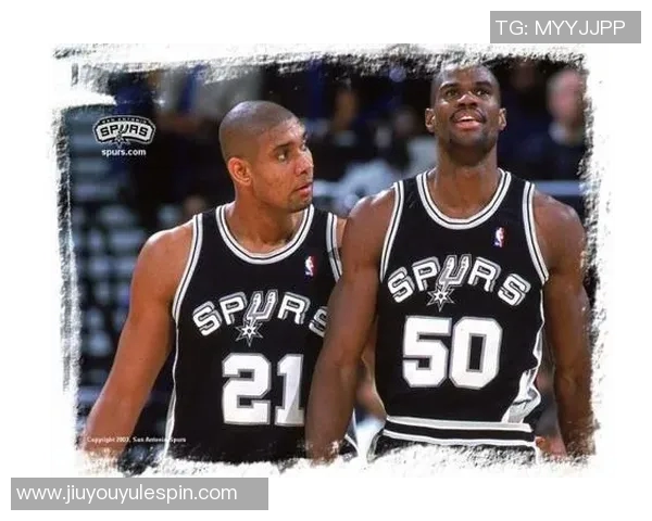 张佳玮解析马刺战术文班拿防守篮板后迅速推进全队快攻策略